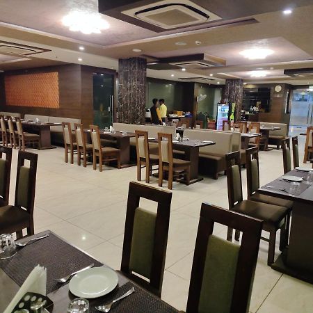 Tgv Hotel Ahmedabad Buitenkant foto