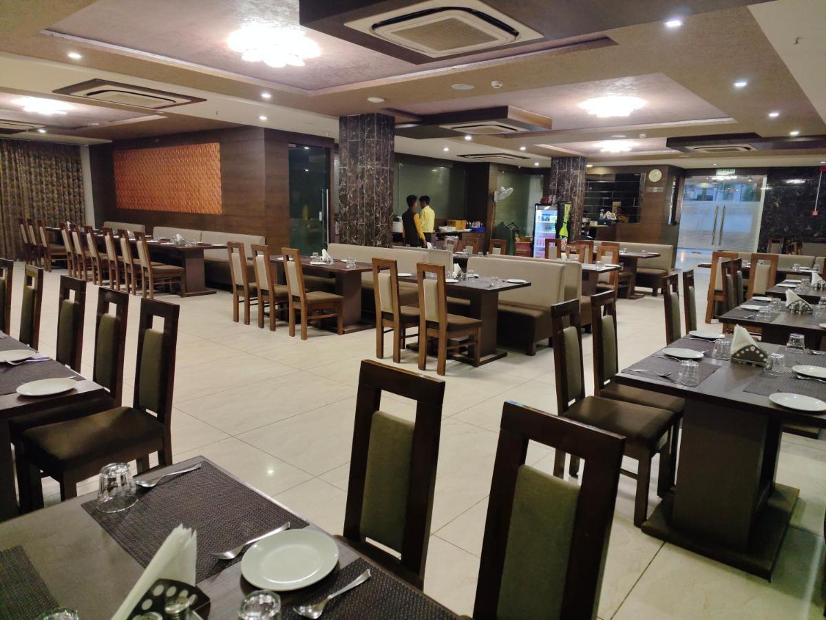 Tgv Hotel Ahmedabad Buitenkant foto