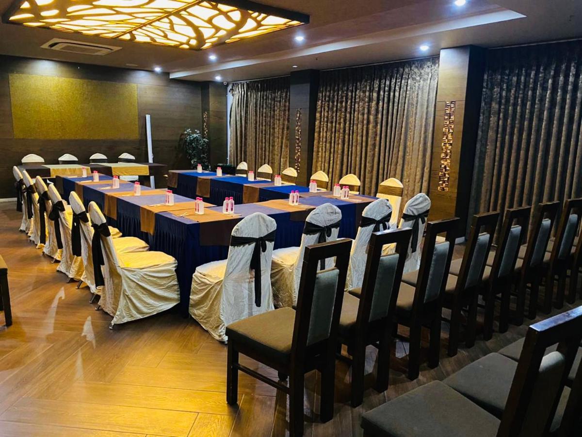 Tgv Hotel Ahmedabad Buitenkant foto