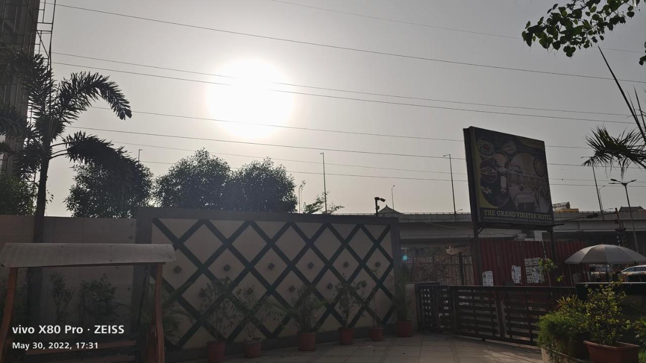 Tgv Hotel Ahmedabad Buitenkant foto