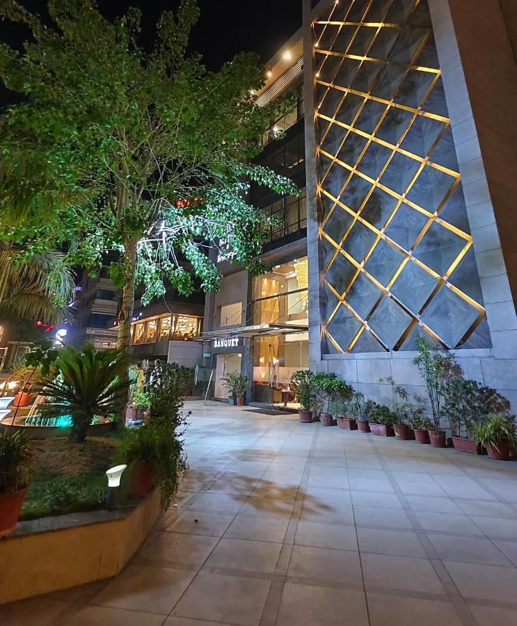 Tgv Hotel Ahmedabad Buitenkant foto