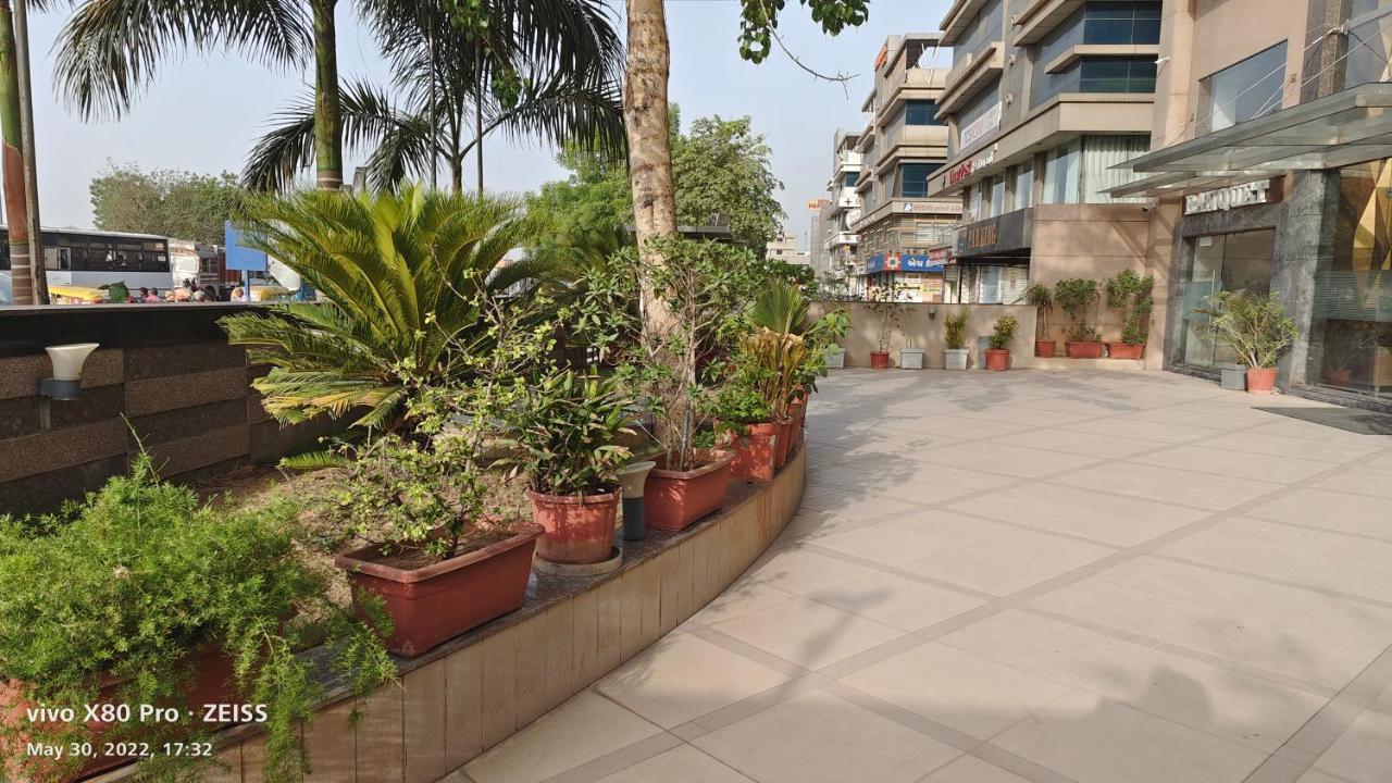 Tgv Hotel Ahmedabad Buitenkant foto