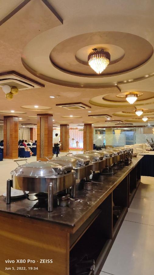 Tgv Hotel Ahmedabad Buitenkant foto