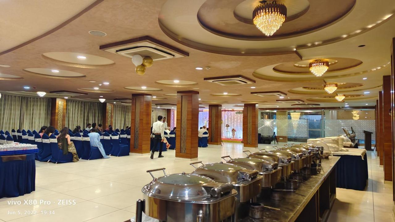Tgv Hotel Ahmedabad Buitenkant foto