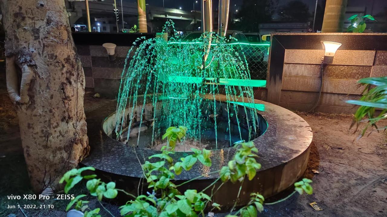 Tgv Hotel Ahmedabad Buitenkant foto