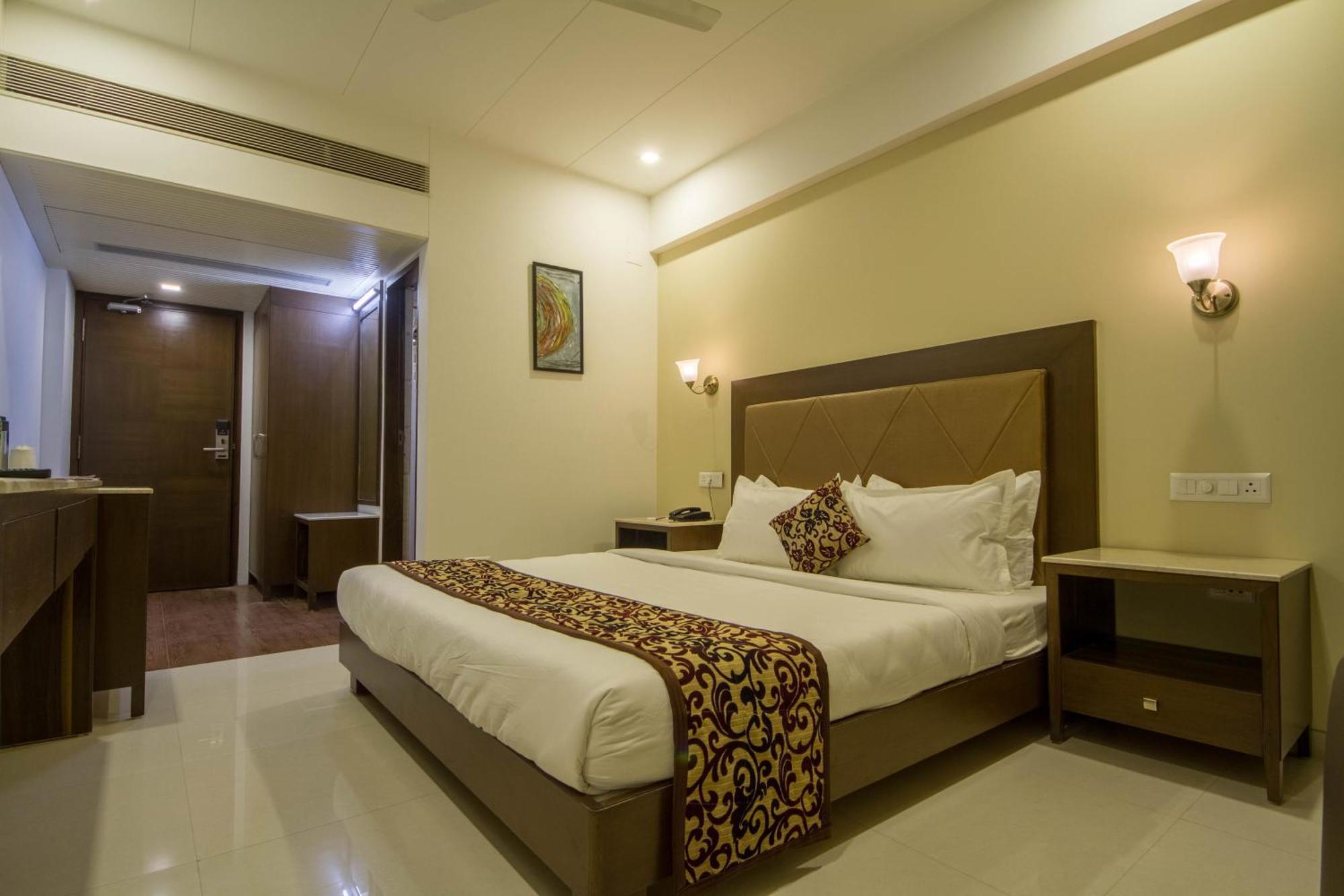 Tgv Hotel Ahmedabad Buitenkant foto