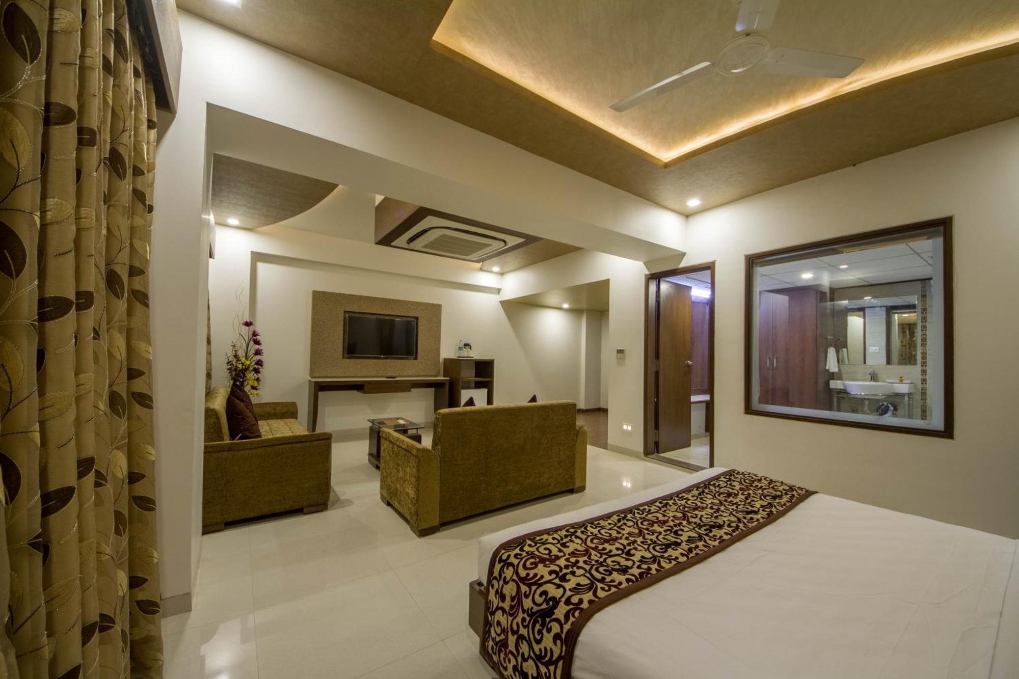 Tgv Hotel Ahmedabad Buitenkant foto