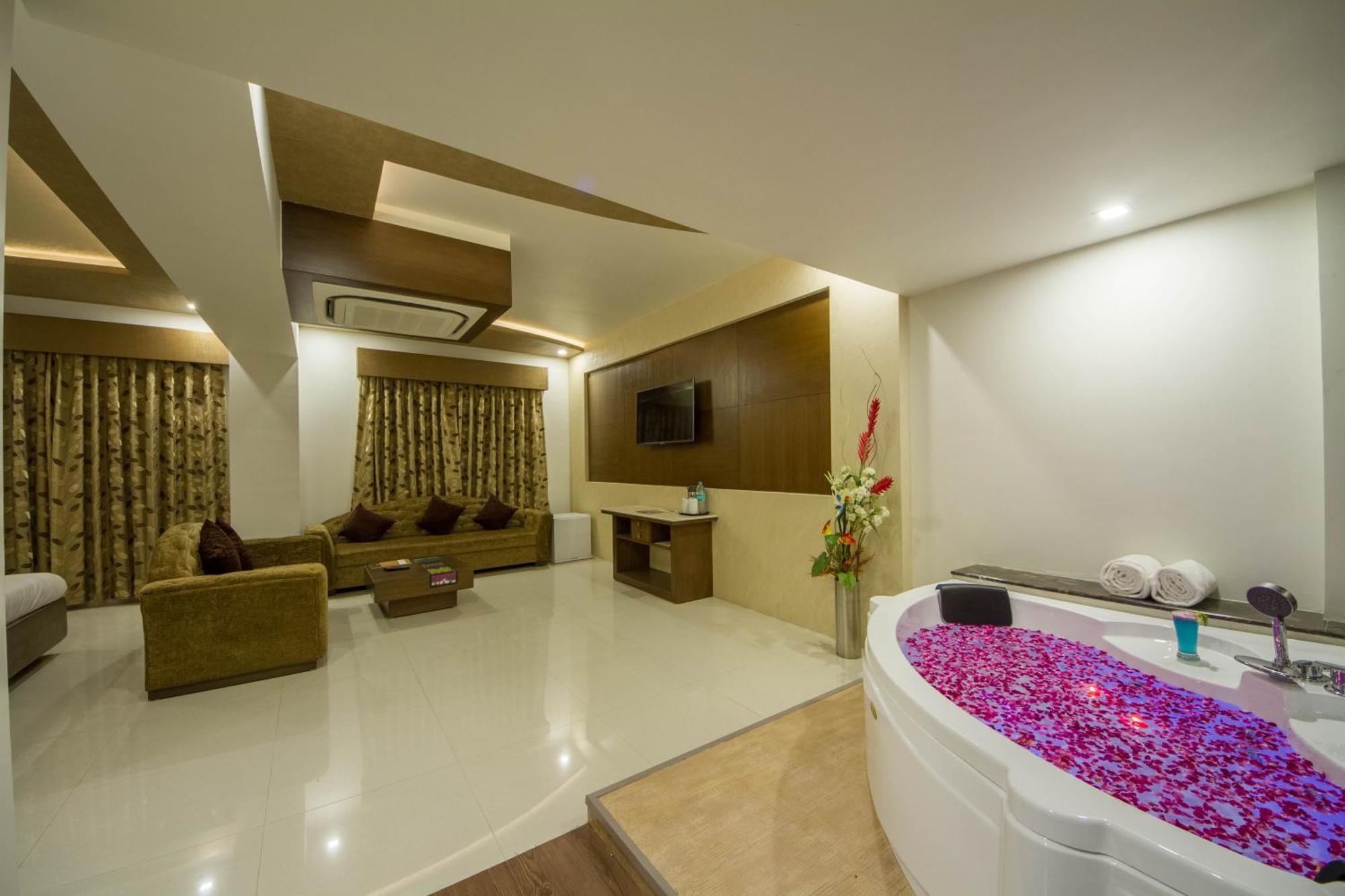 Tgv Hotel Ahmedabad Buitenkant foto